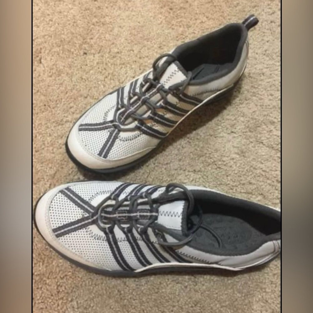 Women’s Fashion sneakers ‘CLARKS’ / size 8 Medium (New without box)